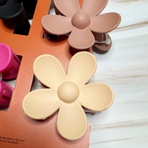 Piper K Flower Hair Clips Set - Pink, Black, Brown, Cream. NWT. - Picture 3 of 5